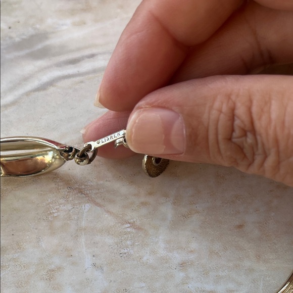 Elegant Gold-Toned Necklace - Picture 3 of 8